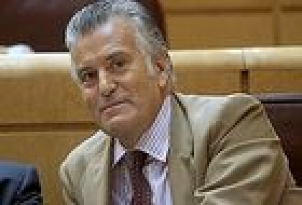 Los escándalos políticos alimentan la subida de la prima y tensan la subasta del Tesoro