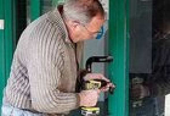 Un juez ejecuta el desahucio de un local alquilado por un concejal del PP 