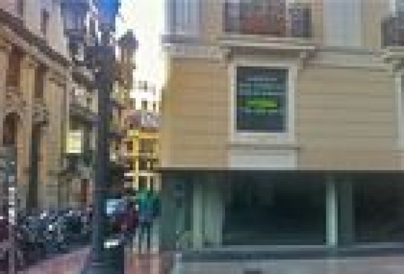 El club de los 7.000 euros el metro de la calle Lauria busca quién les quiera