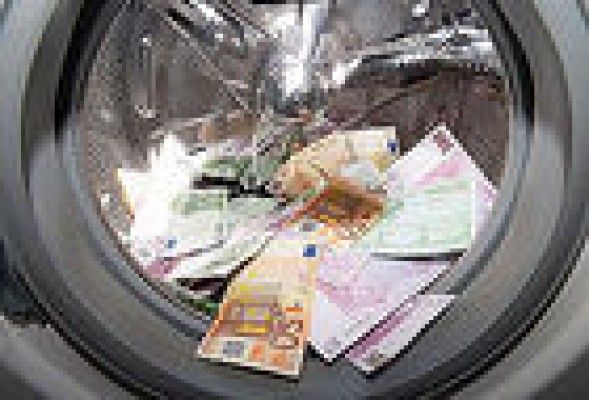 Hacienda denunció 2.887 delitos por contrabando y blanqueo en 2012 