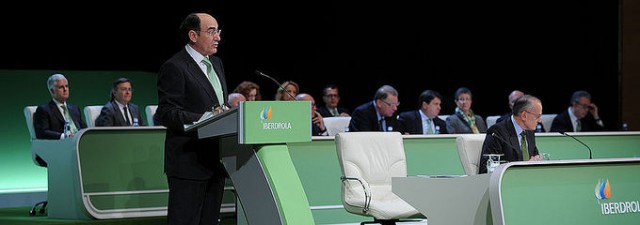 Iberdrola se desploma en el parqué bursátil mientras el consejo gana más