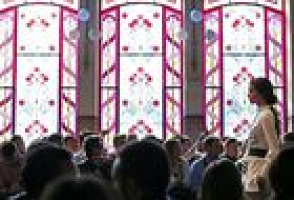 Recato religioso, sobriedad futurista y un viaje de color abren la XIV Valencia Fashion Week