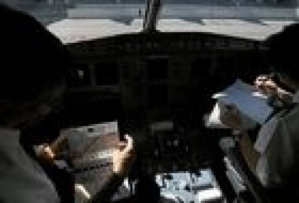 Encerrona de los pilotos de Iberia en cabina a miembros del Gobierno