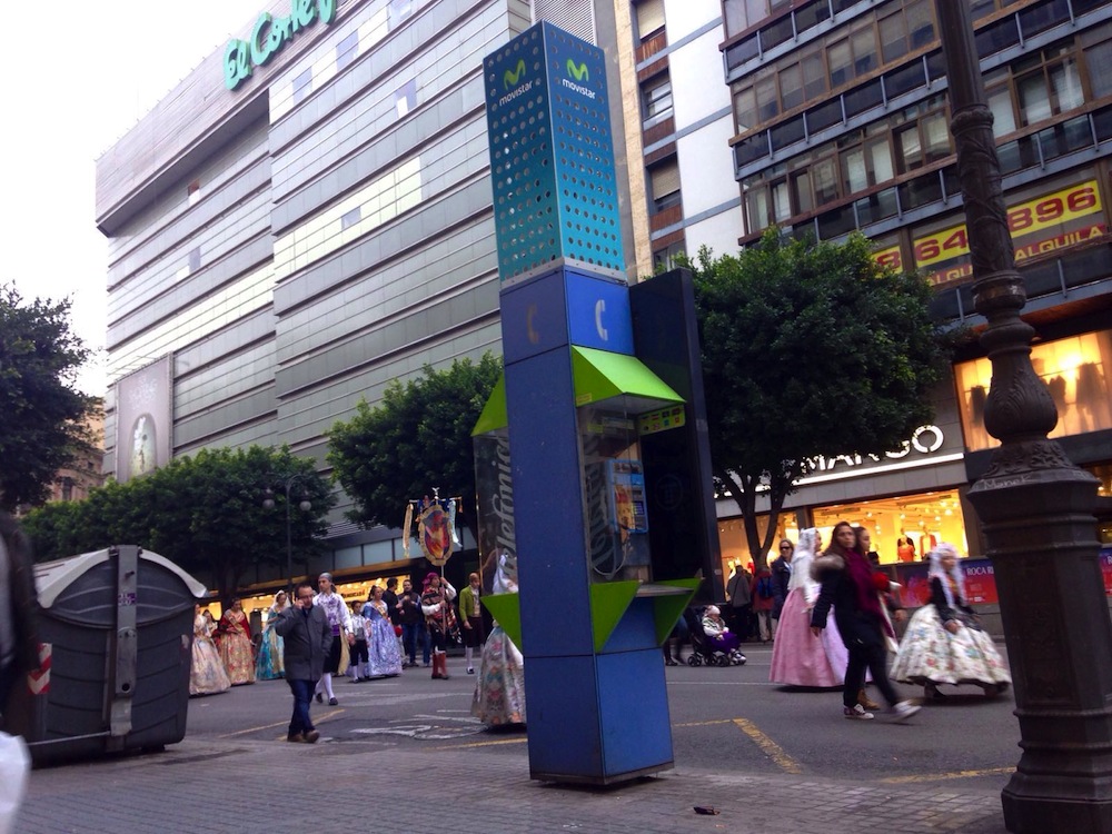 Cabina telefónica de la calle Colón, con una 'small cell' en la parte superior. Foto: VP - 