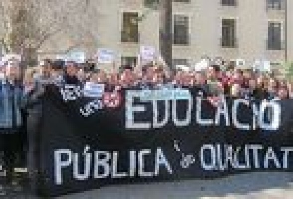 Una cadena humana rodea el IES LLuis Vives en el primer aniversario de la 'Primavera valenciana'