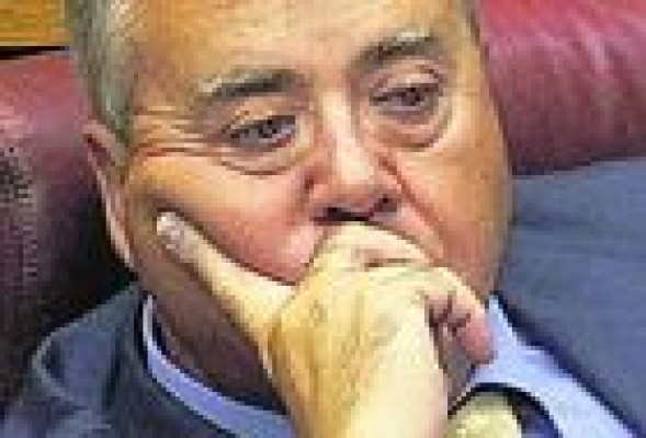 Díaz Alperi (PP) se arregla las uñas durante un pleno de Les Corts