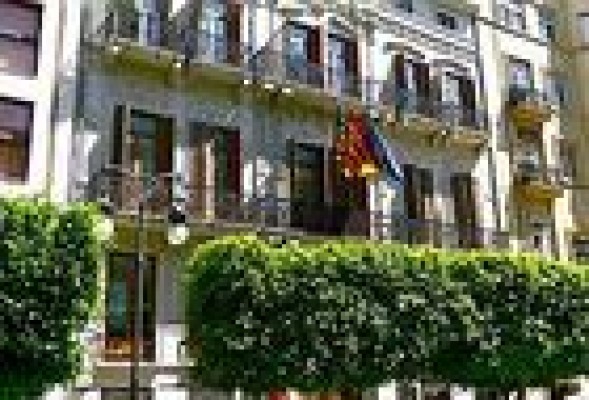 BNP Paribas, Richard Ellis, InmoKing Real Estate, Jones Lang LaSalle y Ferran, las agencias de la Generalitat para sus edificios vacíos