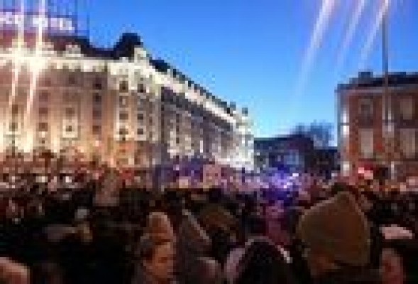 Miles de personas se concentran en Madrid en los alrededores del Congreso de los Diputados