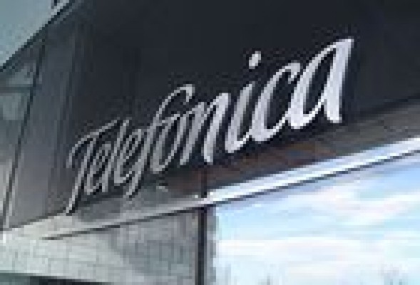 Telefónica reduce su beneficio un 27% por los saneamientos realizados