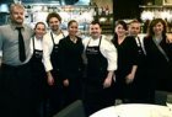 Cuatro chefs cocinan a la vez menús solidarios con el Banco de Alimentos