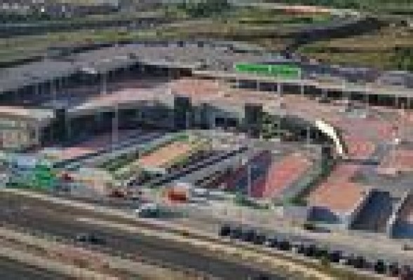 Enrique Ballester abre su Centro Comercial Parque Ademuz frente a la marcha atrás de sus competidores