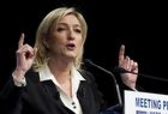 La ultraderechista Le Pen supera por primera vez al socialista Hollande en popularidad