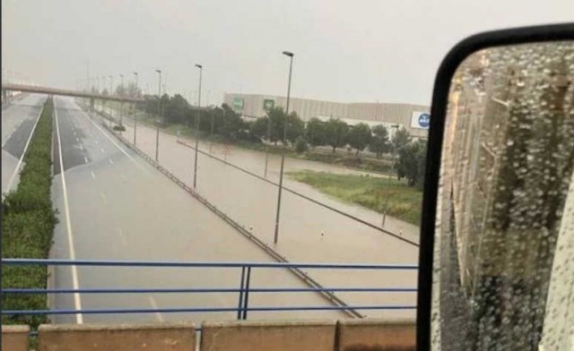 La lluvia corta la pista de Silla y genera retenciones kilométricas