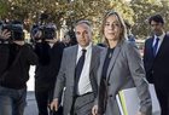 Recortes de prensa, datos de la web municipal e informes, las armas de Castedo para defenderse