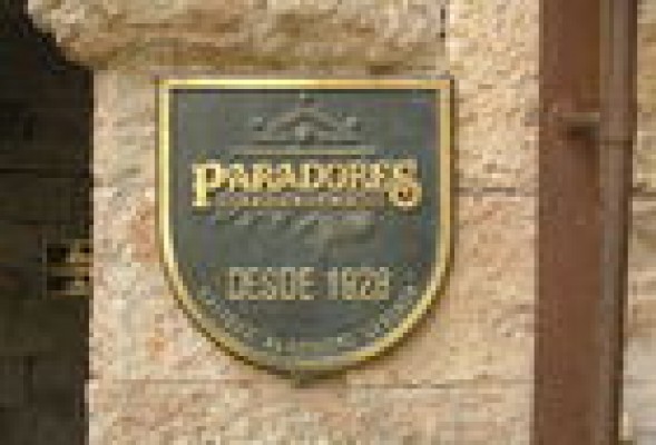 Paradores defiende la legitimidad del ERE, que asegura su viabilidad
