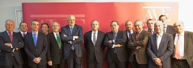Fainé manifiesta su compromiso de apoyo al empresariado valenciano en una reunión con la junta directiva de AVE