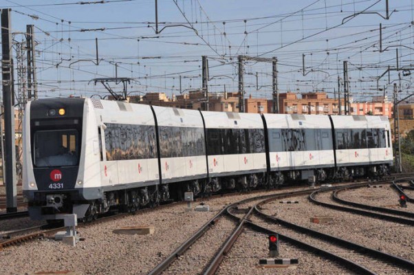 La acumulación de agua corta la circulación en dos tramos de Metrovalencia