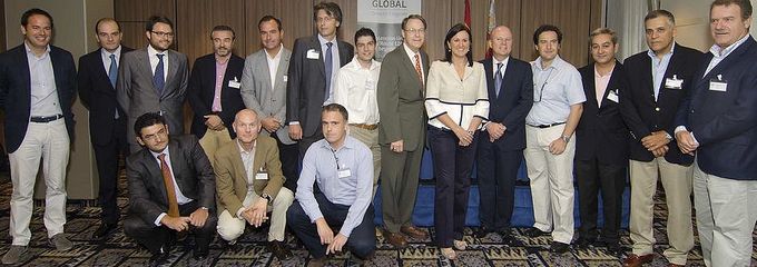 Impulsores y participantes en el Valencian Global junto a los consellers Buch y Catalá - 