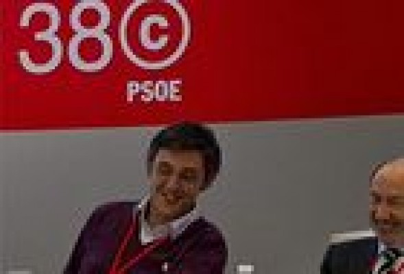 Los críticos del PSOE insisten en primarias después del verano