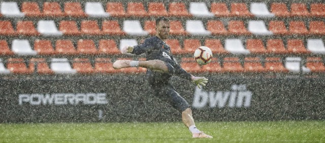 Los porteros del Valencia entrenaron bajo la lluvia, el resto en el gimnasio