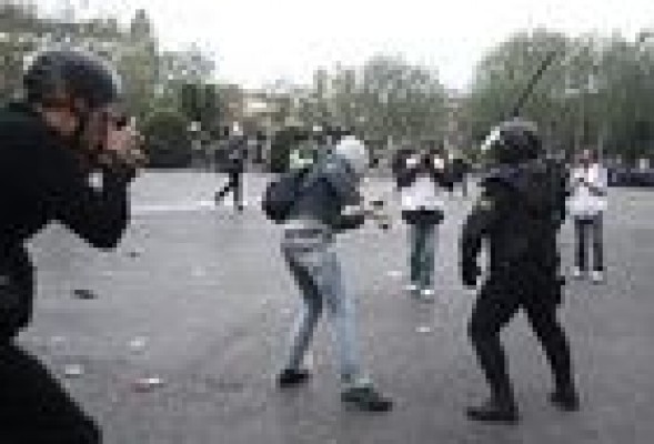 PROTESTAS<br /><strong>El intento de asedio al Congreso acaba con 15 detenidos y 14 agentes heridos</strong>