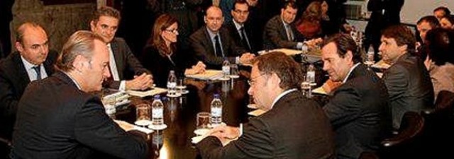 El retraso de las nóminas a la Universidad, el tropezón de un Consell en el filo de la navaja