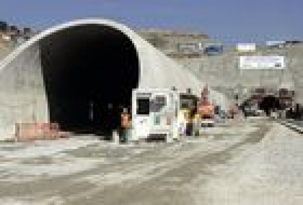 Las grandes constructoras proponen reactivar un tercio de las obras paradas para crear 144.000 empleos