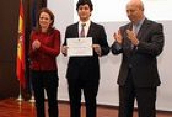 El ministro Wert entrega el premio nacional de bachillerato a un alumno de Mas Camarena