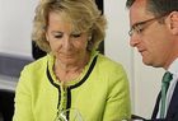 Aguirre: Los estatutos del PP no dicen que haya que alabar a ministros