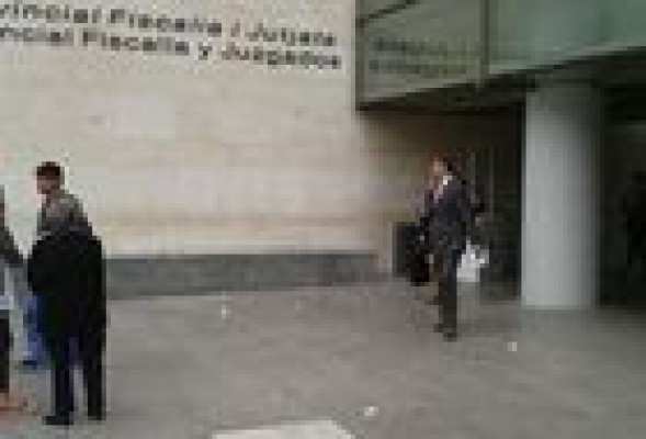 Una trozo de fachada de la Ciudad de la Justicia se desprende hiriendo a un vocal del CGPJ y a una mujer