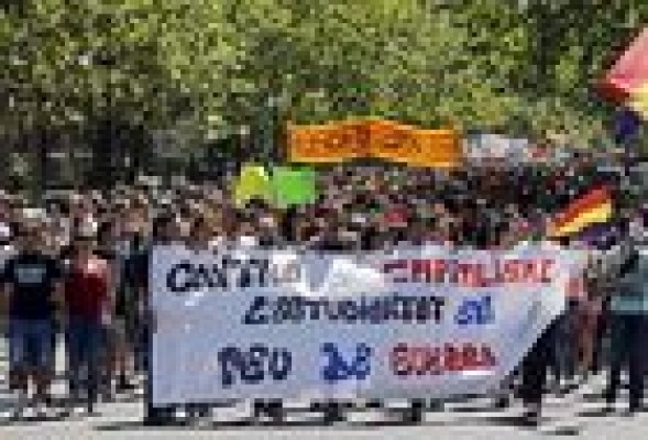 Miles de estudiantes marchan en Valencia en una manifestación con protestas ante sedes bancarias