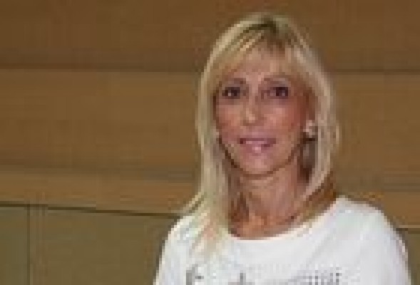 Compromís muestra en las Corts la cifra de parados y Amorós (PP) se pregunta en Twitter si es el número del Gordo