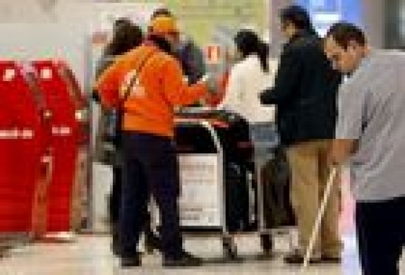 Más de 7.000 empleos en Iberia pendientes de su decisión de acudir a los concursos de AENA