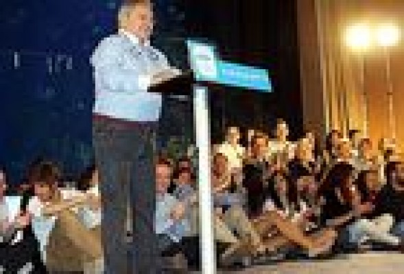 Rus no se 'corta' ante los ministros:  