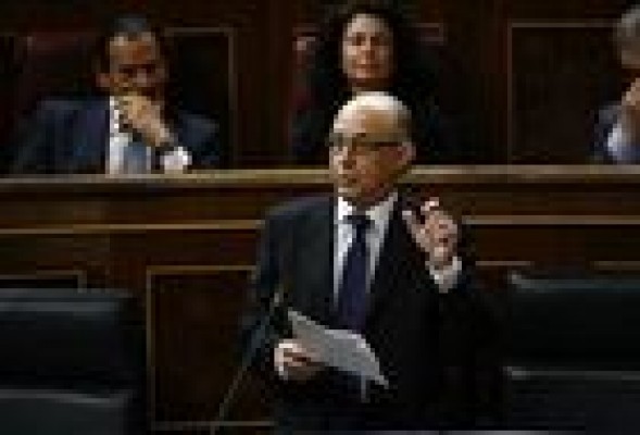 Montoro prepara un plan para que las CCAA salden sus deudas con los ayuntamientos