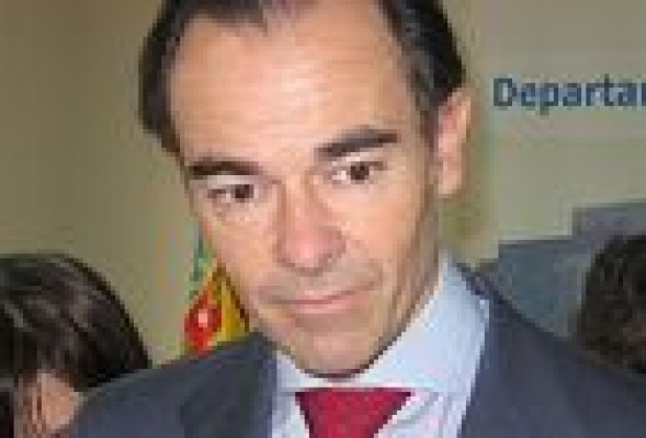 El 'plan renove' que Llombart prepara para los médicos inquieta a los sindicatos