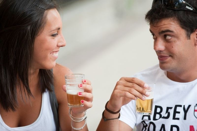 Los jóvenes que beben vino o cerveza siguen una dieta más mediterránea