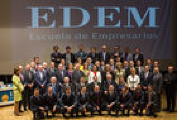 El presidente de Vodafone España clausura la 8ª edición del curso 15x15 de Edem