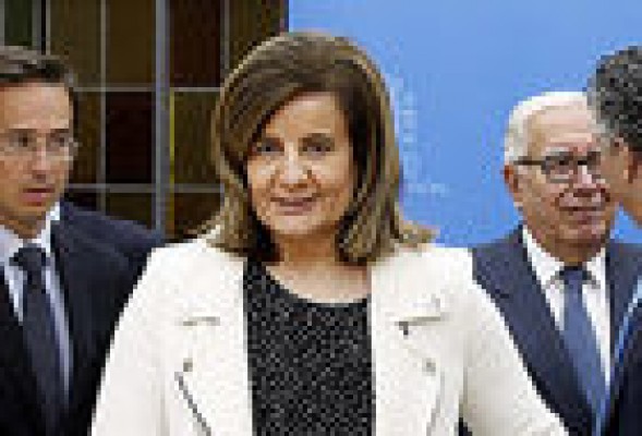 Báñez firma con Fabra un convenio para perseguir el empleo sumergido