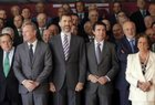 La alcaldesa se lanza de espontánea ante el Príncipe y los empresarios de AVE