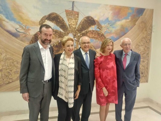 El expresidente del Patronato, la chef Susi Díaz y la jurista Mª Carmen Pérez, cargos electos del Misteri d'Elx de Otoño