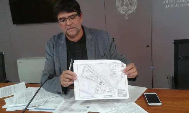 Guanyar abre otro frente: insta al Consell a denegar hasta 18 depósitos de combustible en el Puerto