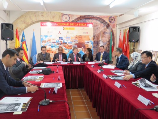 La Ruta de la Seda comprueba la presencia de este tejido en las Fallas
