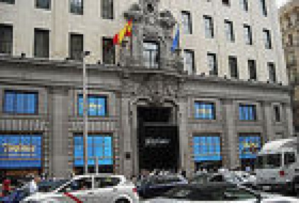 Los rumores de noviazgo entre Telefónica y AT&T disparan en bolsa a la operadora local