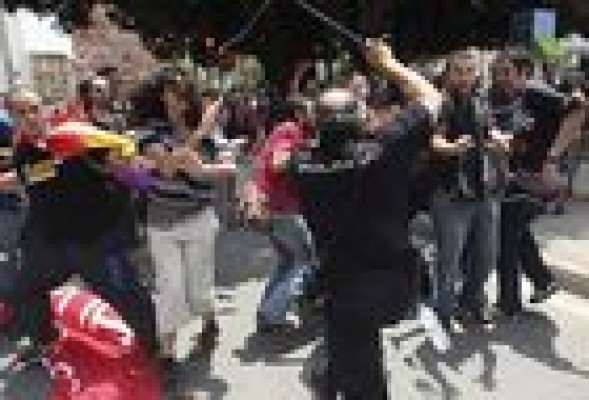 La inauguración del AVE acaba con enfrentamientos de participantes en las protestas con la Policía