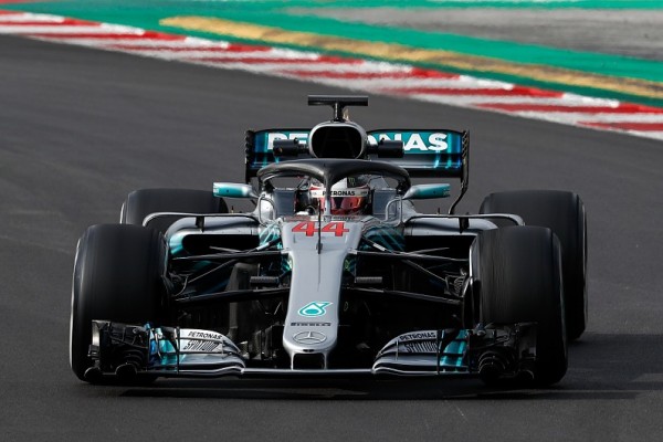 Hamilton marca el ritmo bajo la lluvia; Vettel, penalizado