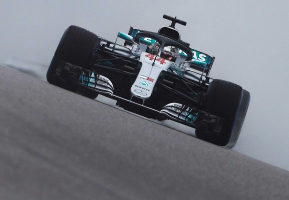 Hamilton marca el ritmo bajo la lluvia; Vettel, penalizado

