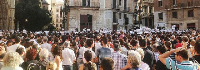El recuerdo por las víctimas del accidente de metro vuelve a llenar la Plaza de la Virgen