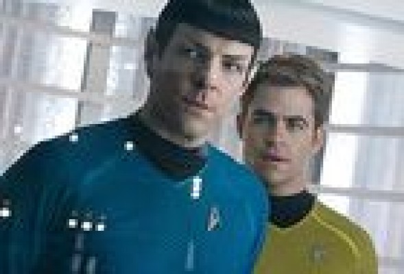 STAR TREK:<br />EN LA OSCURIDAD <br /><em><strong>de J.J Abrams<br /></strong></em>Acción / +12