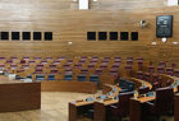 Seis meses en Les Corts marcados por la corrupción y la economía